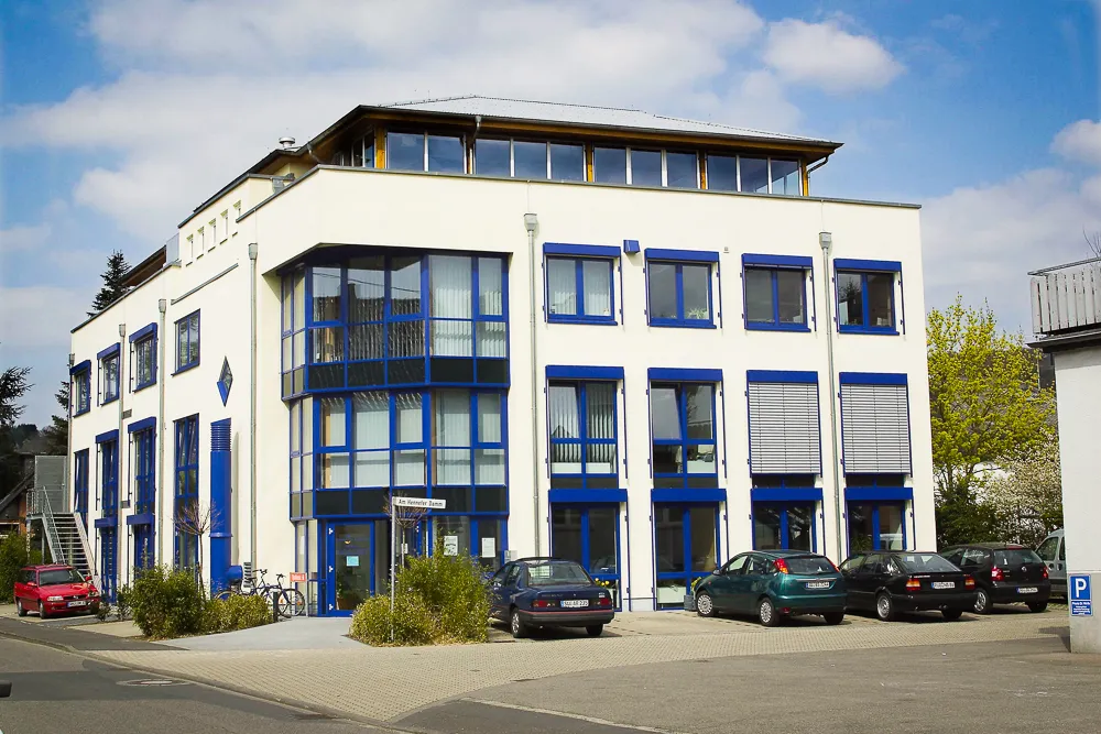 Das Gebäude der Sieg Reha in Hennef mit Parkplätzen direkt vor der Tür